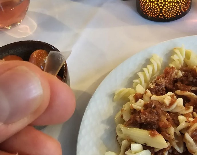 Ракометарите на ЕП најдоа црв во каша и парче пластика во болоњезе сос