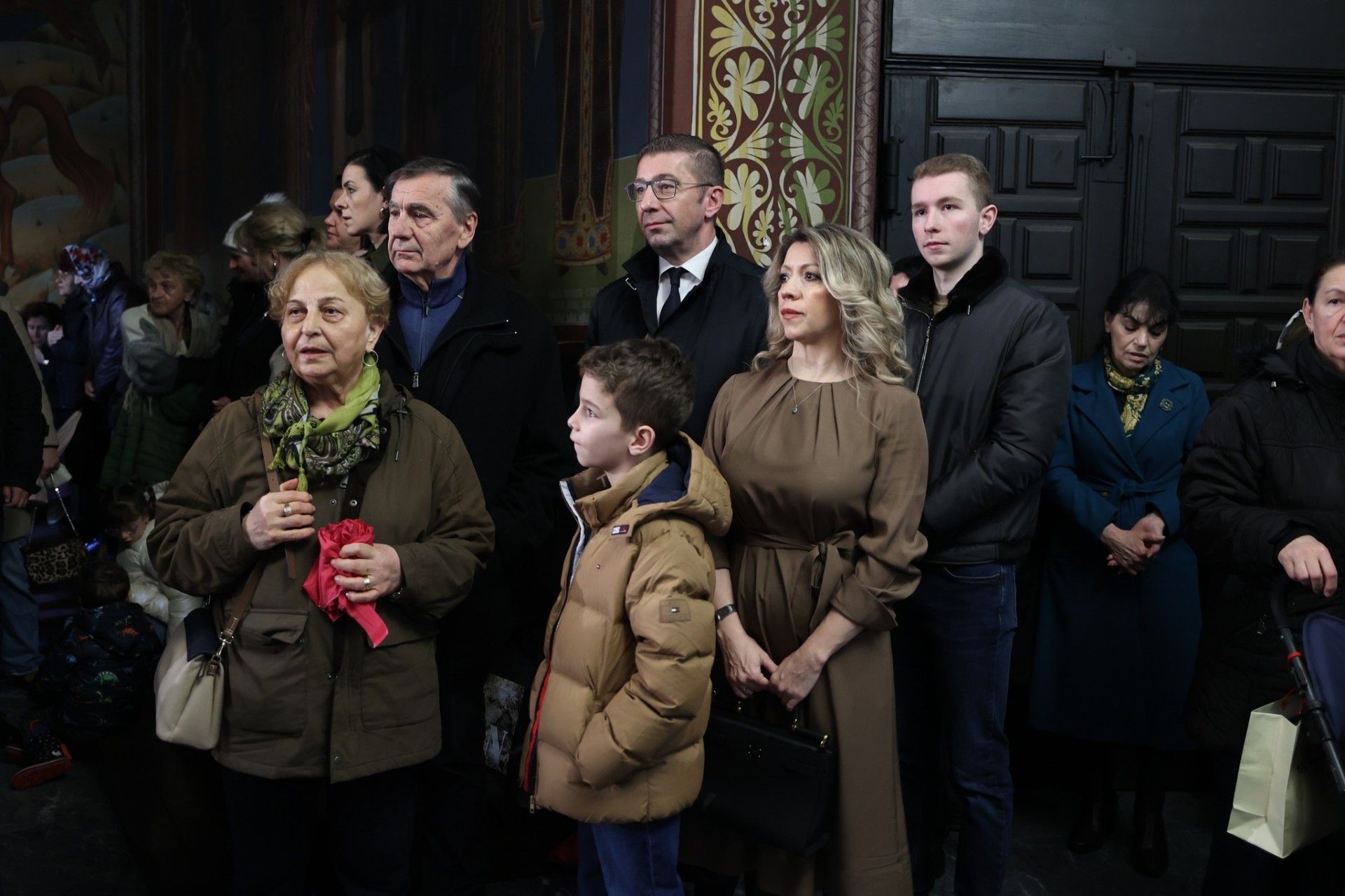 МИЦКОСКИ ЧЕСТИТАШЕ БОЖИЌ И СЕ ПОФАЛИ: Паричката се паднала кај него