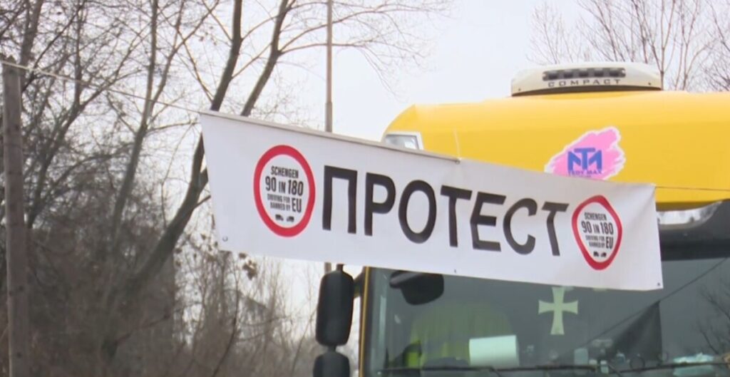 Блокади на сите гранични премини, снег вее на Попова Шапка и Ѓавато