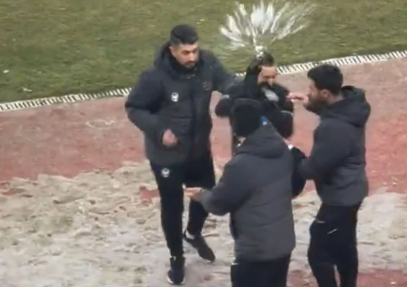 Израелски фудбалер погоден со снежна топка во главата, погледнете ја неговата реакција (ВИДЕО)