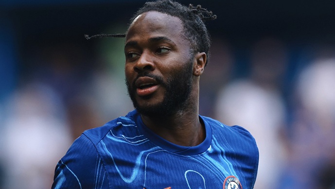 Стерлинг заработи милиони без да шутне топка во Челси, па сега е подготвен да игра за ситни пари