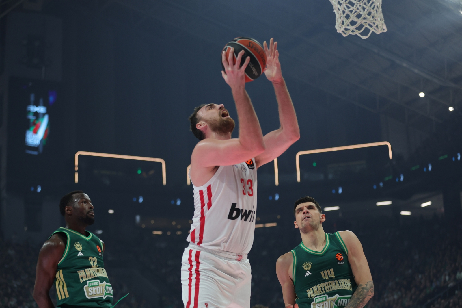 Лудо грчко дерби: Олимпијакос и десетти пат по ред го победи ПАО во Евролигата