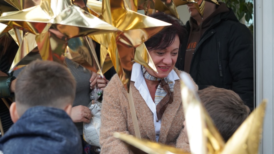 (Фото) Со песна и насмевки коледарчињата од Кисела Вода во Бадниковата поворка