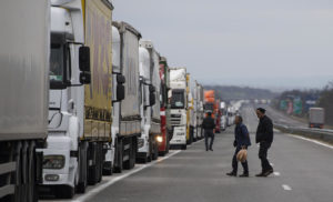 Од 12 часот стоп за камионите на границите, МВР гарантира проток за автомобили и автобуси