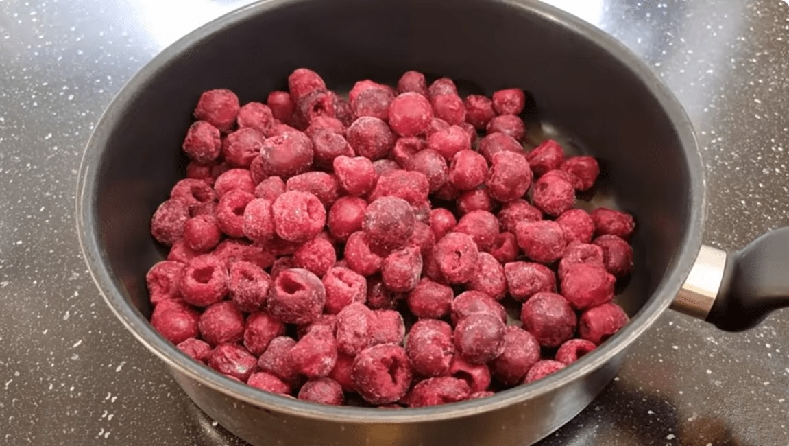 Десерт кој го освои интернетот: Кремасти ролни со вишни и кокос готови за само 10 минути, без печење и без јајца