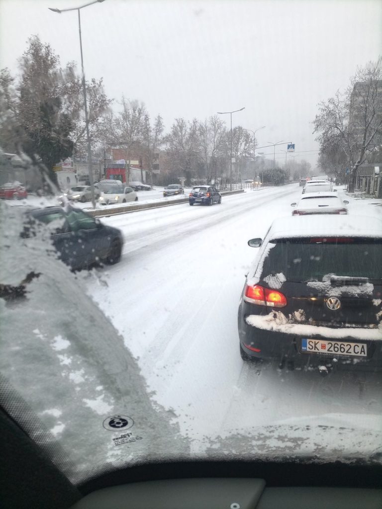 (Фото) Снегот и тестирањето на камерите го парализираа Скопје