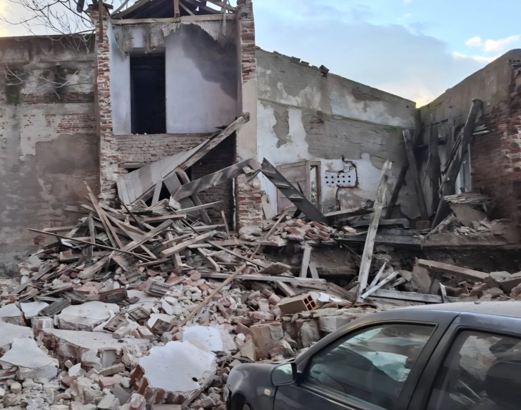 Се урна стара куќа во центарот на Битола, оштетени неколку автомобили