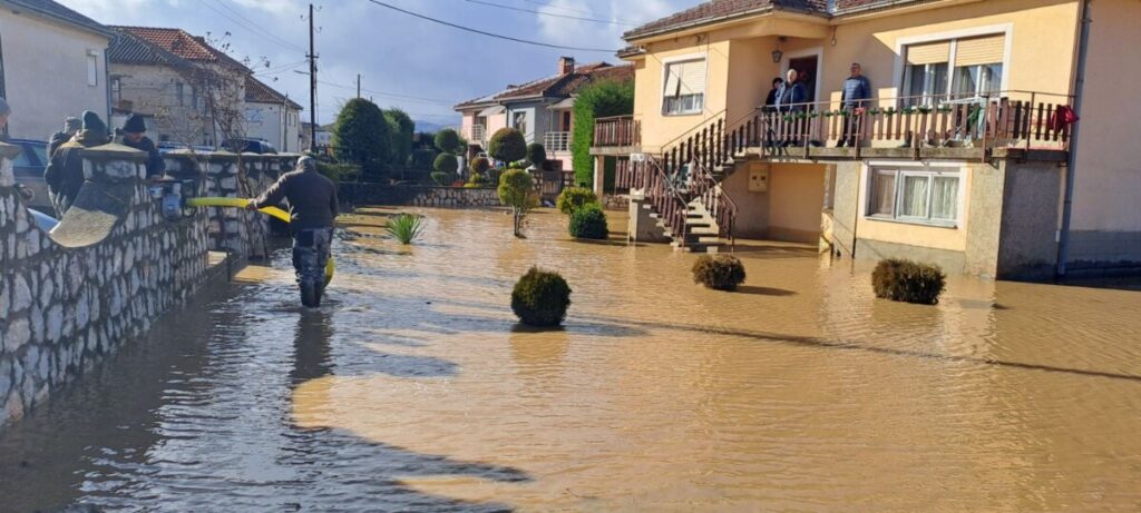 Најнова состојба со поплавите во Македонија: Излеани неколку реки, во Крушево заматена е водата за пиење