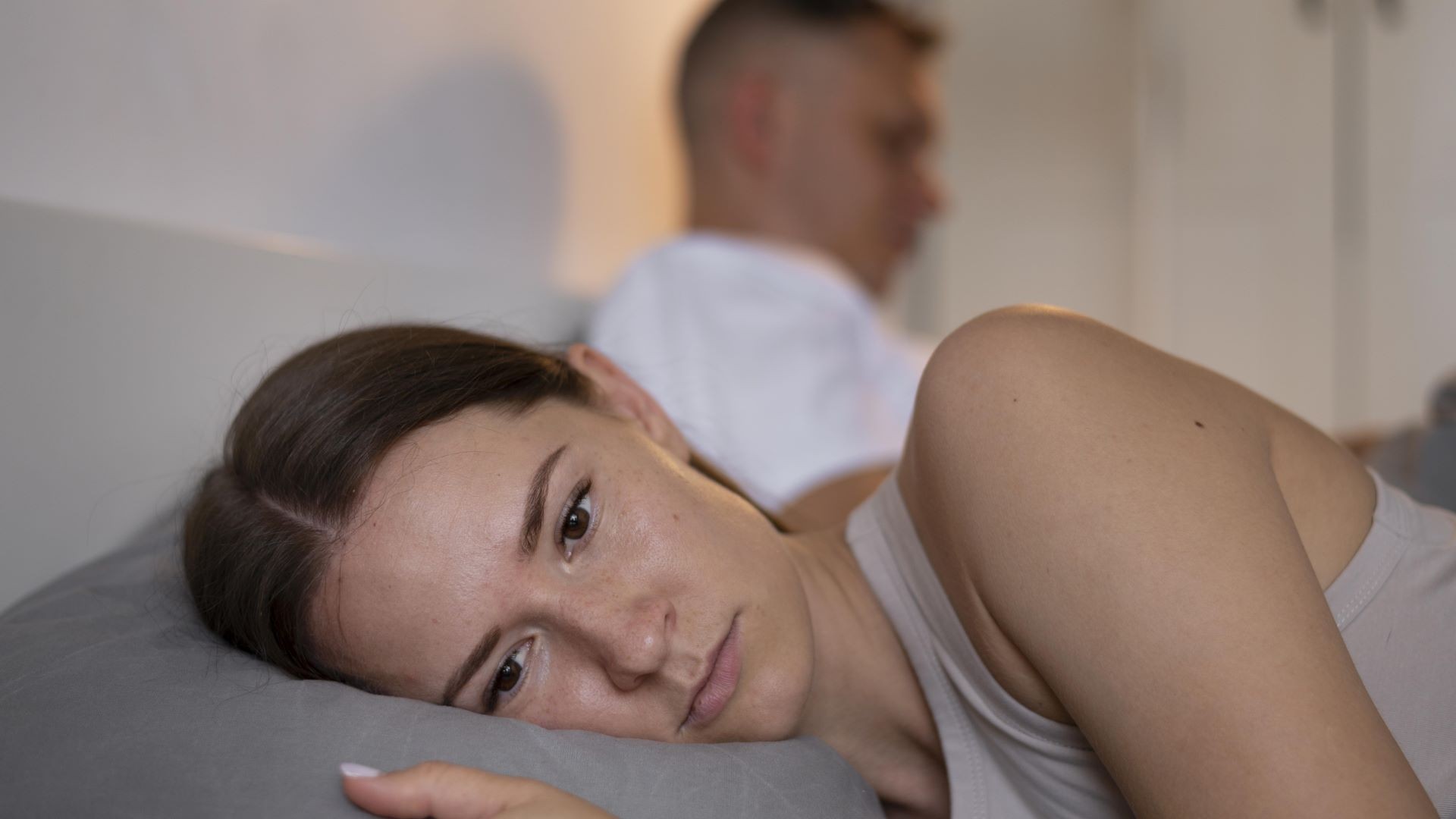 „Не можам вечерва ме боли глава“: Зошто жените ја губат сексуалната желба ?