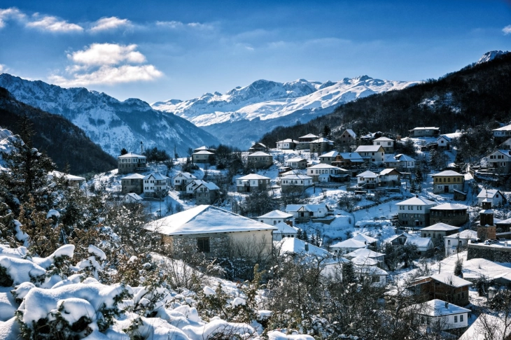 Спасени двајца вработени во мобилен оператор откако цела ноќ останале заглавени во снег кај Лазарополе