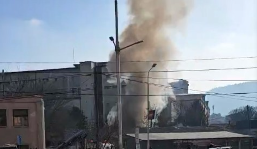 Пожар во авто механичарска работилница кај Тутунскиот комбинат во Скопје