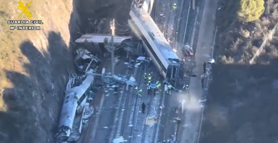 (Видео) Вагоните преполовени,објавена снимка од воздух од железничката несреќа во Шпанија