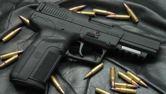 Битолчанец во ноќен клуб држел кај себе пиштол за кој немал дозвола – полицијата поднесе кривична пријава