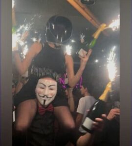 Ужасот во Швајцарија почнал со шоу: Се појавија фотографии од „запален“ шампањ пред пожарот