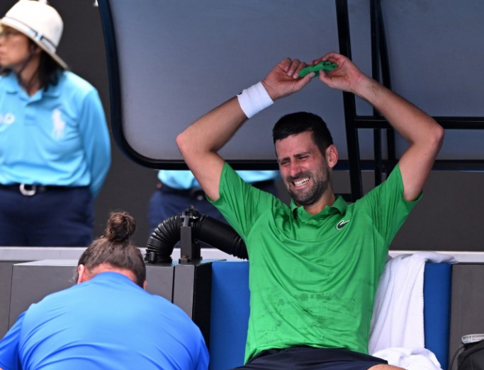 Како воопшто Новак игра и стои на нозе?