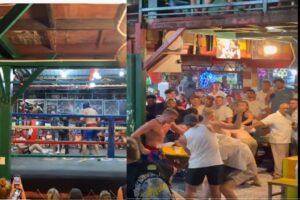 Масовна тепачка за време на борба во Реге бар во Тајланд (ВИДЕО)