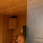 Брутални фотографии од сауна: „Моделот на Бугарија“ ја „крена температурата“ во центарот на Софија