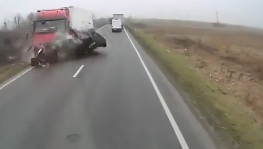 Ужас: Комбе се распрачи во судир со камион, седум навивачи на ПАОК загинаа (ВОЗНЕМИРУВАЧКО ВИДЕО)