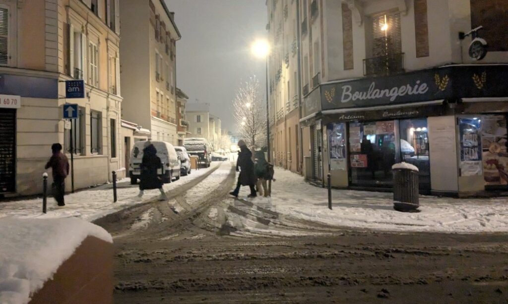 Снегот и мразот ја „парализираа“ Франција, откажани 140 летови