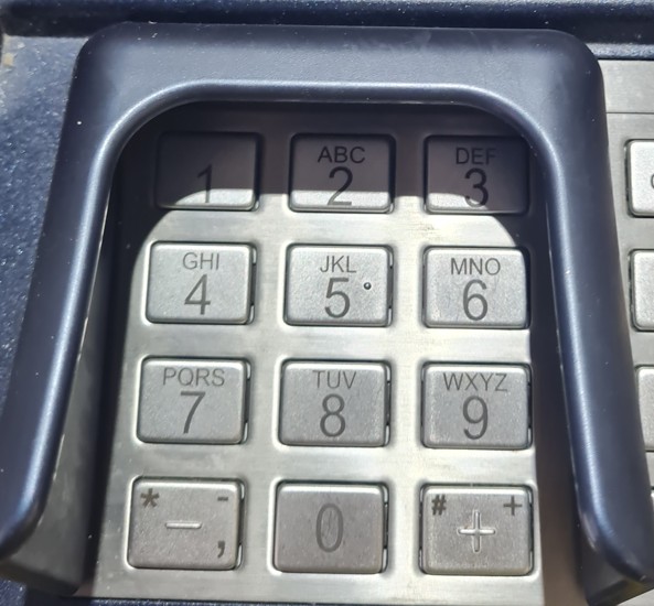 Пробиен безбедносниот систем на најголемата банка во Албанија, испразнети картичките на голем број клиенти