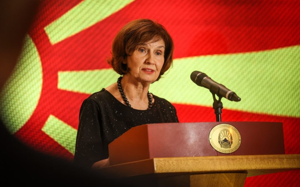 Сиљановска-Давкова: Ние не можеме да бидеме Пенелопа којашто, чекајќи го Одисеј, нон стоп го менува Уставот, на барање на некој однадвор