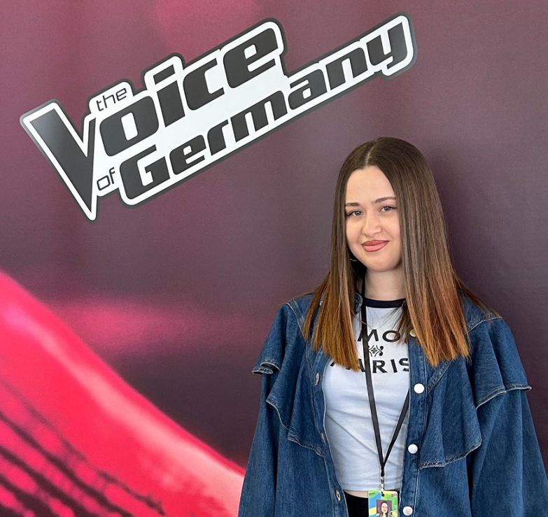 СТАСАВ ВО ТОП-6 НА НАТПРЕВАРОТ „ГЛАСОТ НА ЕВРОПА“ И СОНУВАМ ЗА ГОЛЕМИ СЦЕНИ, ВЕЛИ СТРУМИЧАНКАТА ТИНА РУСЕВА КОЈА ЖИВЕЕ ВО ГЕРМАНИЈА