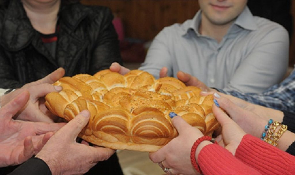 Што вели традицијата – лепче со паричка за Бадник или Василица?