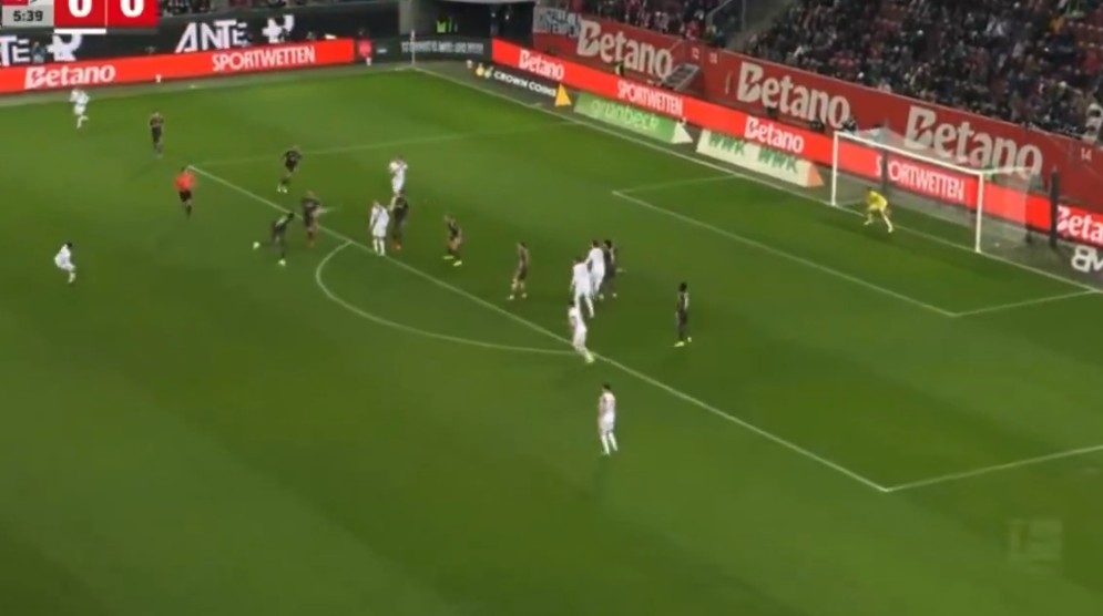 Вечерва го видовме можеби и голот на сезоната во Бундеслигата! (ВИДЕО)