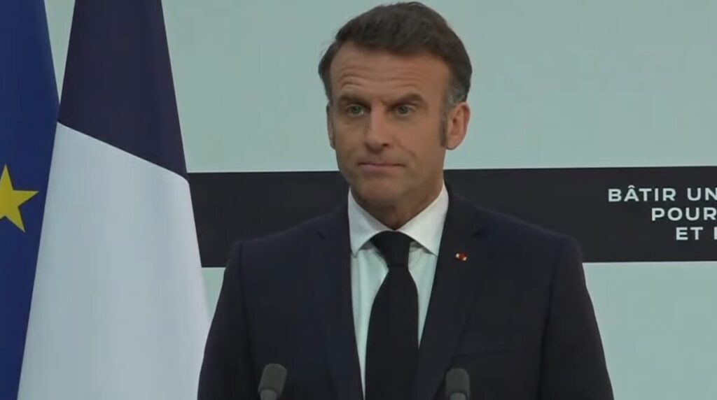 Макрон бара итно носење на законот за забрана на социјални мрежи за деца под 15 години