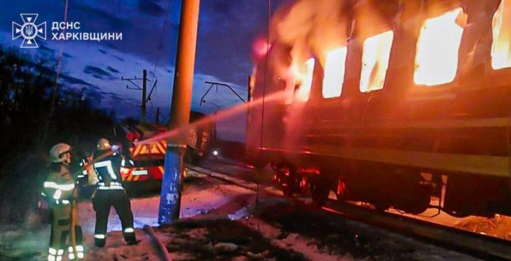 Пет лица загинаа во руски напад на патнички воз во Украина – Зеленски: Ова е терористички чин