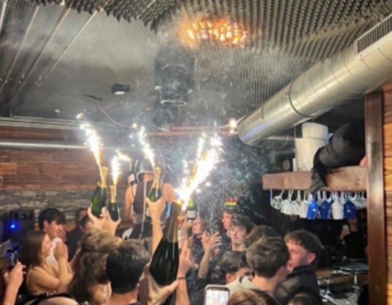 Барот пламнал од пиротехника, младите не можеле да избегаат