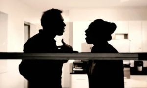 Пијана со нож го прободела сопругот, а потоа го гребела по вратот и телото: жена од Хрватска осомничена за семејно насилство во Кавадарци