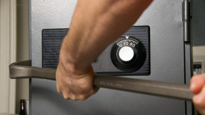 Одземен сеф со пари откако насилно било влезено во финансиско друштво во Центар