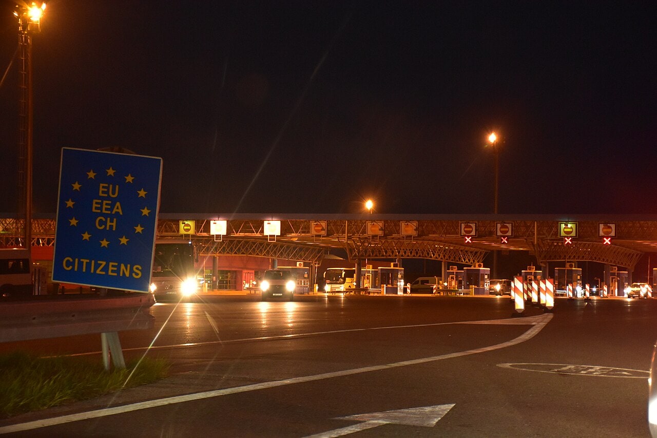 „АКО ТРЕБА, ЌЕ ОСТАНЕМЕ И ТРИ МЕСЕЦИ“: 75.000 камиони против Шенгенските правила