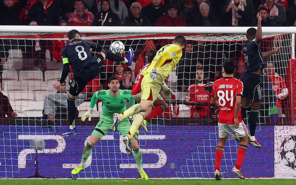 Погледнете го голот на голманот на Бенфика против Реал Мадрид со кој се пласираа во осминафиналето од ЛШ (ВИДЕО)