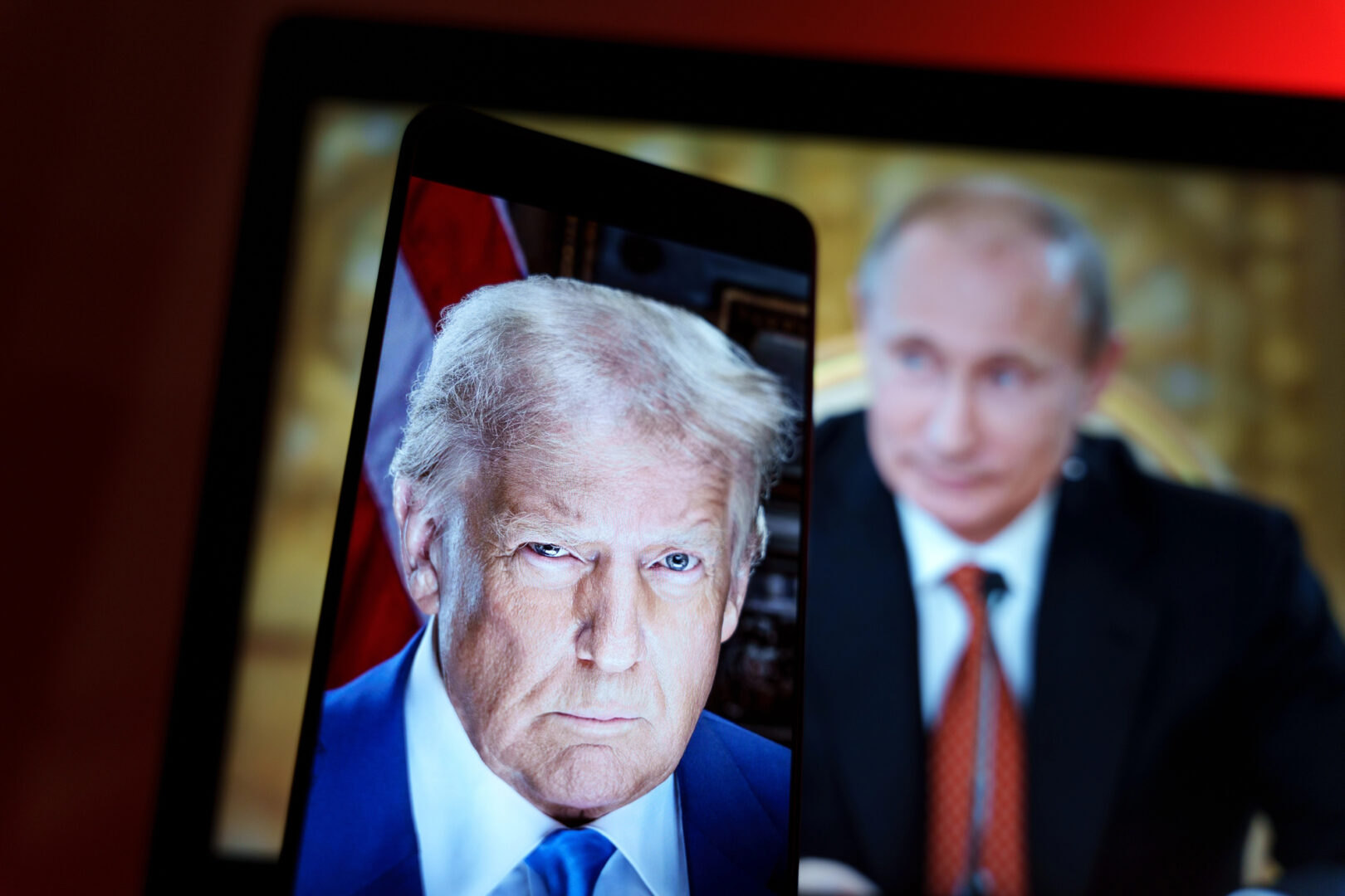 (Фото) Трамп постави во Белата куќа фотографија што ја доби од Путин