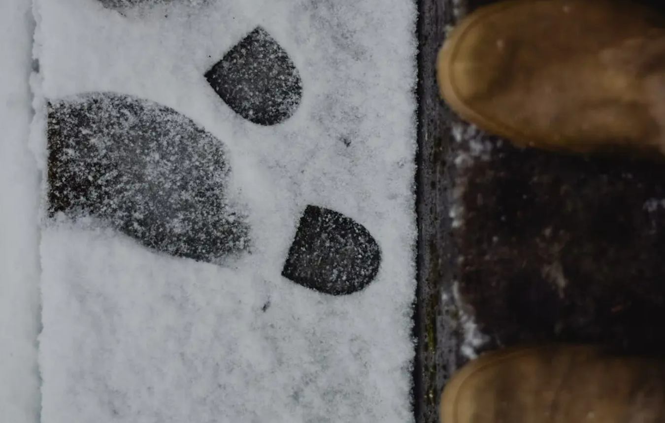 Не е сол: Мразот од скалите исчезнува за кратко време со евтина состојка што сите ја имаме дома