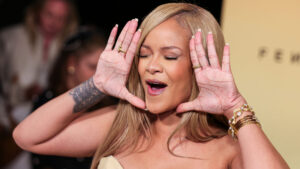 (Видео) Ријана очекуваше да ѝ ја задржат вратата, па ја удри право во лицето: „Баш сте џентлмен“