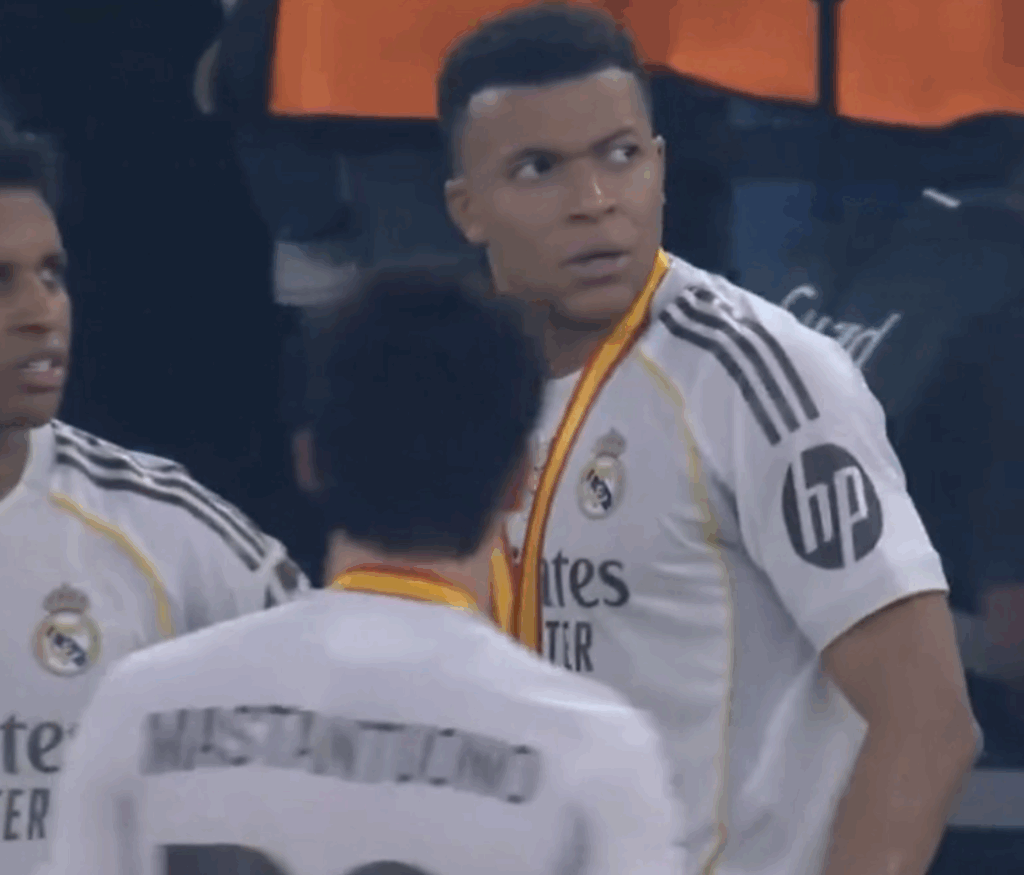 Фер-плеј за него не постои: Погледнете како Мбапе ги спречи соиграчите да направат шпалир на Барселона (ВИДЕО)