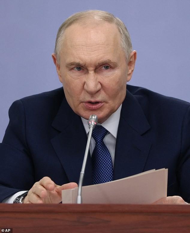 Рок иконата од „Пинк Флојд“, Роџер Вотерс, ги брани Путин и Мадуро, напаѓајќи ја „фашистичката“ Англија и „растроениот “ Трамп за време на сослушувањето на Пирс Морган