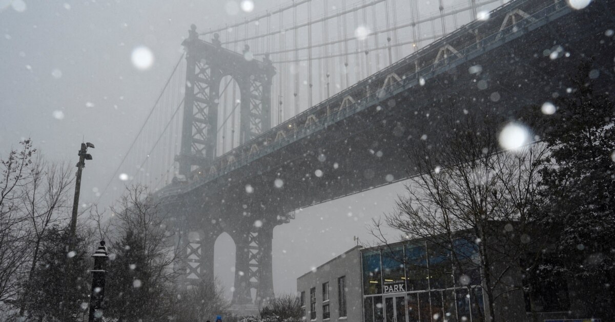 Најмалку седум мртви и 800.000 без струја по снежната бура во САД