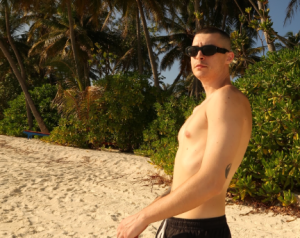 Без маица, без грижи: Пејачот од „Два бона“ ужива на Малдивите со сопругата (Фото)