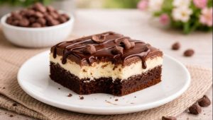 БРАУНИ СО КАФЕ И КРЕМ: Чоколаден десерт за вистински љубители на мока