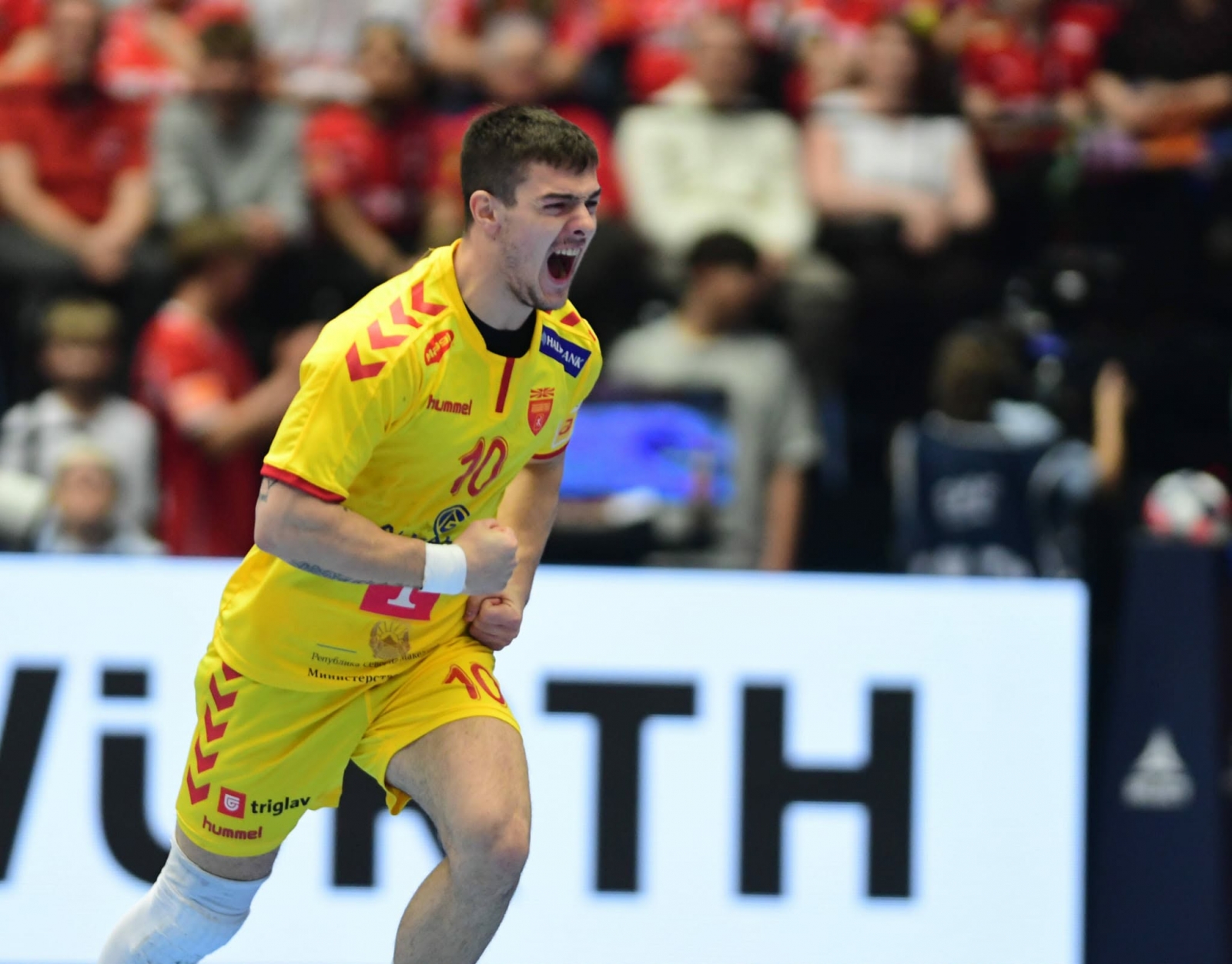 Нашите не се исплашија - летаа и „цепелини“ против Данска (ВИДЕО)