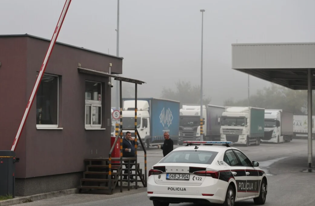 Камионските превозници од БиХ и Србија продолжуваат со блокирање на граничните премини кон ЕУ