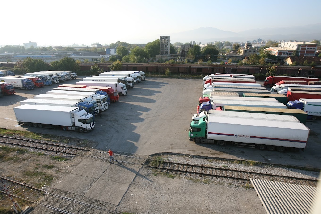 МАКЕДОНСКИТЕ ТРАНСПОРЕТЕРИ ЌЕ ГИ БЛОКИРААТ ГРАНИЧНИТЕ ПРЕМИНИ – новите шенген правила ги натераа на ригорозни потези