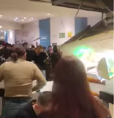 ВИДЕО: ПАДНА ТАВАН ВО КОСМОС ВО СОЛУН: Паника меѓу присутните, повредена една жена