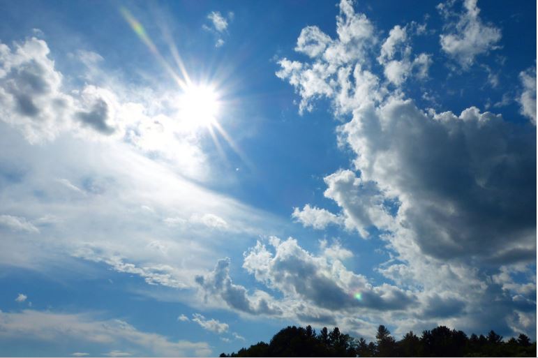 Времето денеска: Преку ден сончево, попладне облачно со повремени врнежи од снег