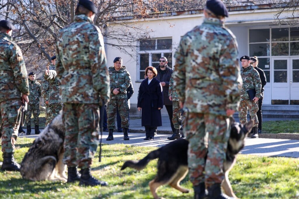 Претседателката Сиљановска-Давкова и генералот Лафчиски традиционално на првиот ден од Новата година во посета на припадниците на Армијата