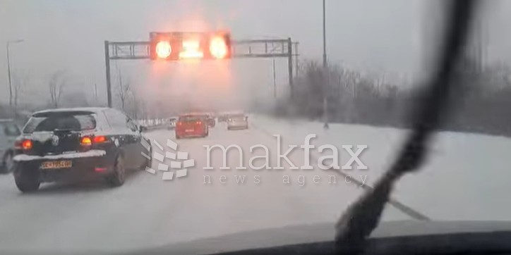 (Видео) Снегот се натрупува, движењето по улиците низ Чаир и Бутел отежнато